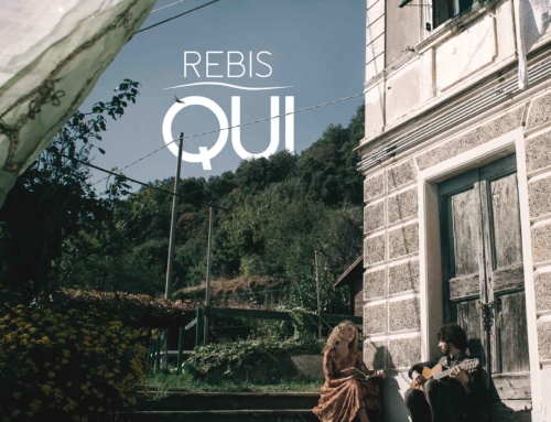 Rebis “Qui” – recensione su Alias | Il Manifesto